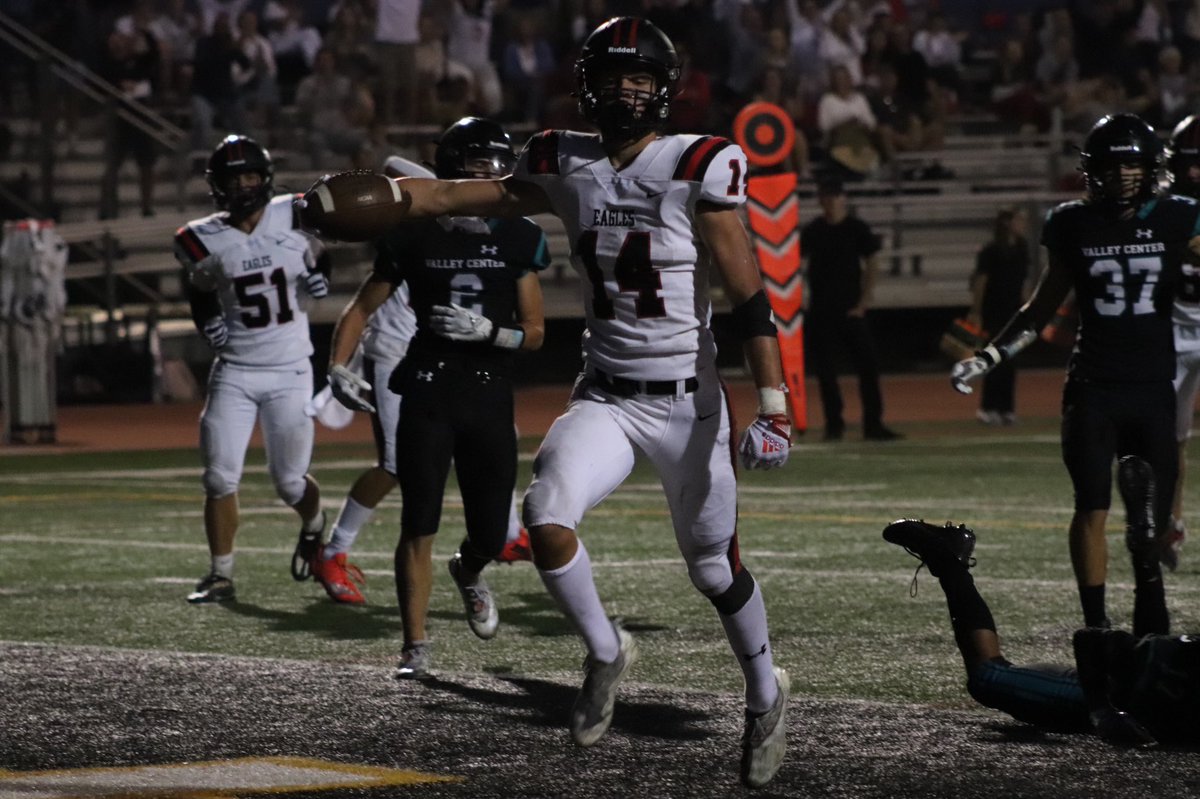 RedJacketArmy's tweet photo. Halftime and @SFC_Football has it all tied up at 7 against @VCJAGSFOOTBALL ... 2nd half kickoff is now! 🏈🔥 #kusi #kusippr #preppigskinreport https://t.co/cACKzy2KdK