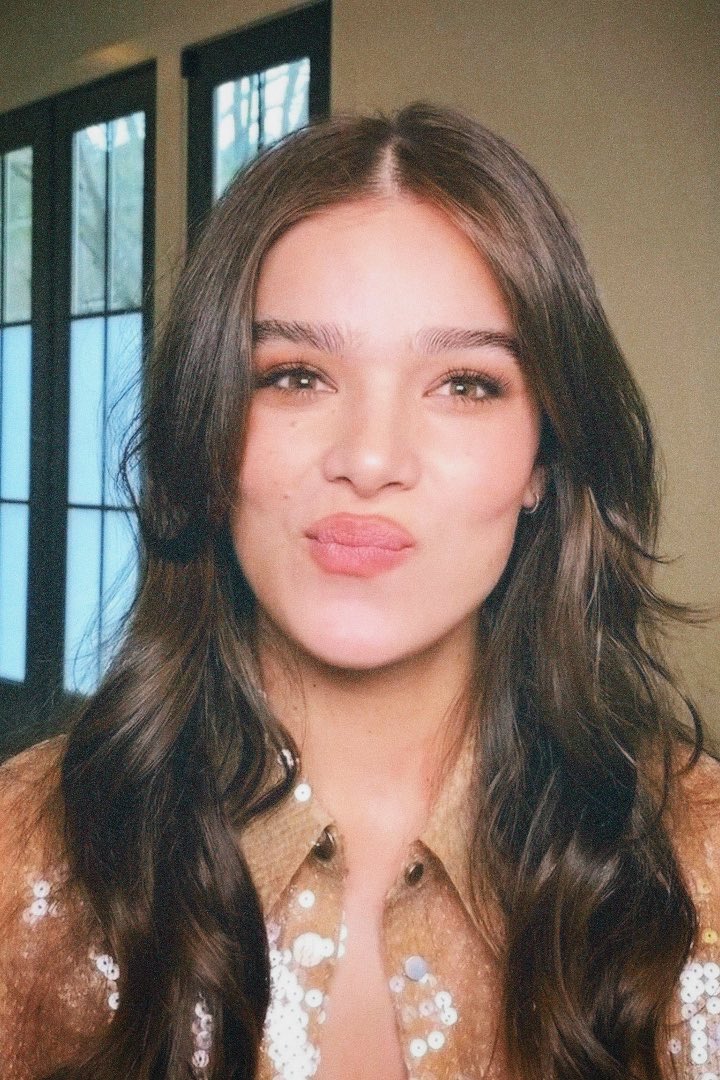 Best Hailee pics on Twitter: