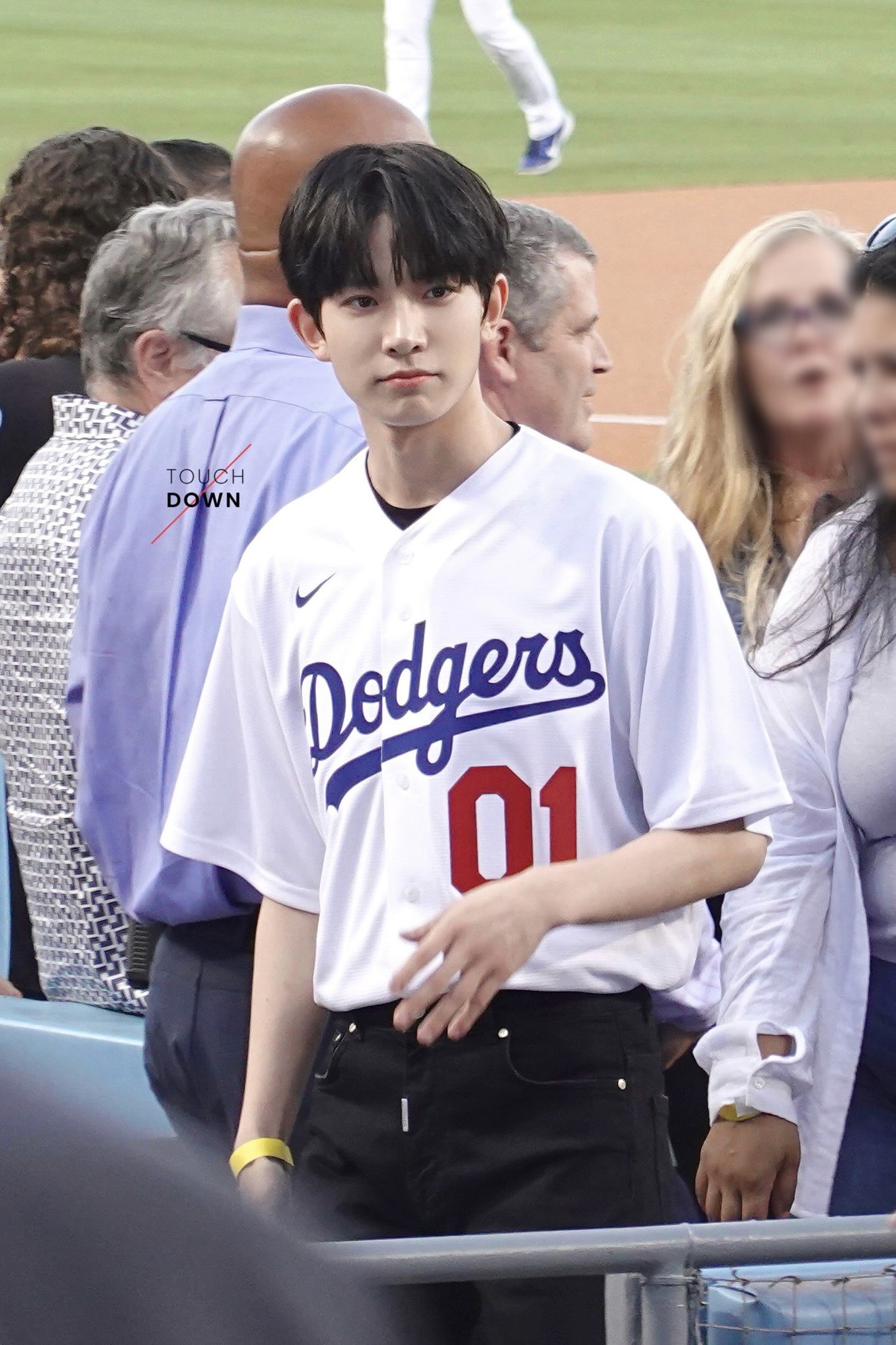 TOUCH•DOWN on X 220819 First Pitch at Dodger📸️ ENHYPEN 희승