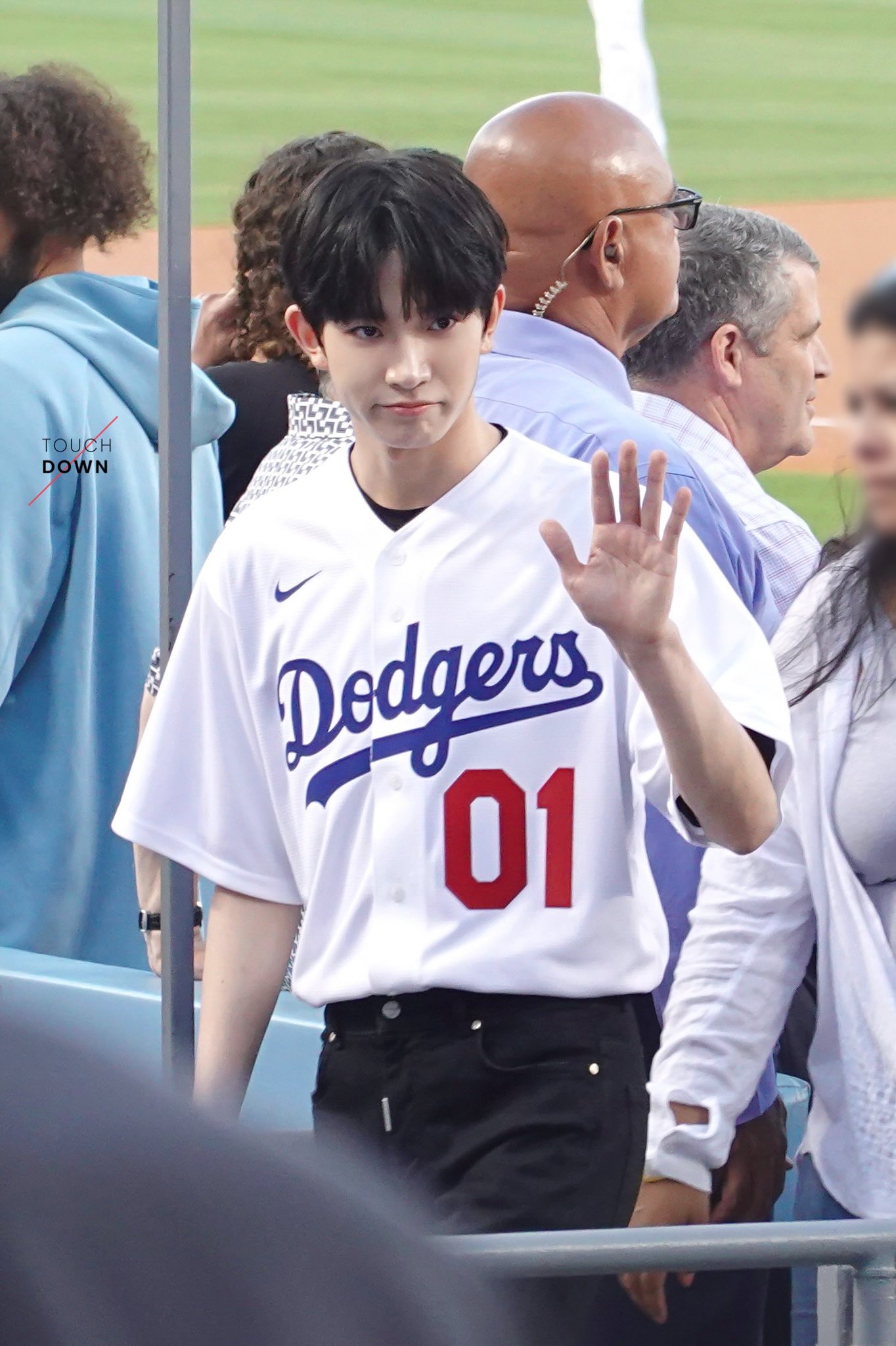 TOUCH•DOWN on X: 220819 First Pitch at Dodger📸️ #ENHYPEN #희승 #HEESEUNG   / X