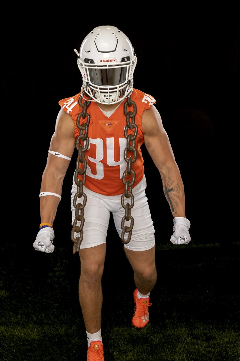 HUNT AND KILL. THE PACK IS DANGEROUS #WILDDOGS 🐕 <a href="/SURiverHawksFB/">Susquehanna Football</a>