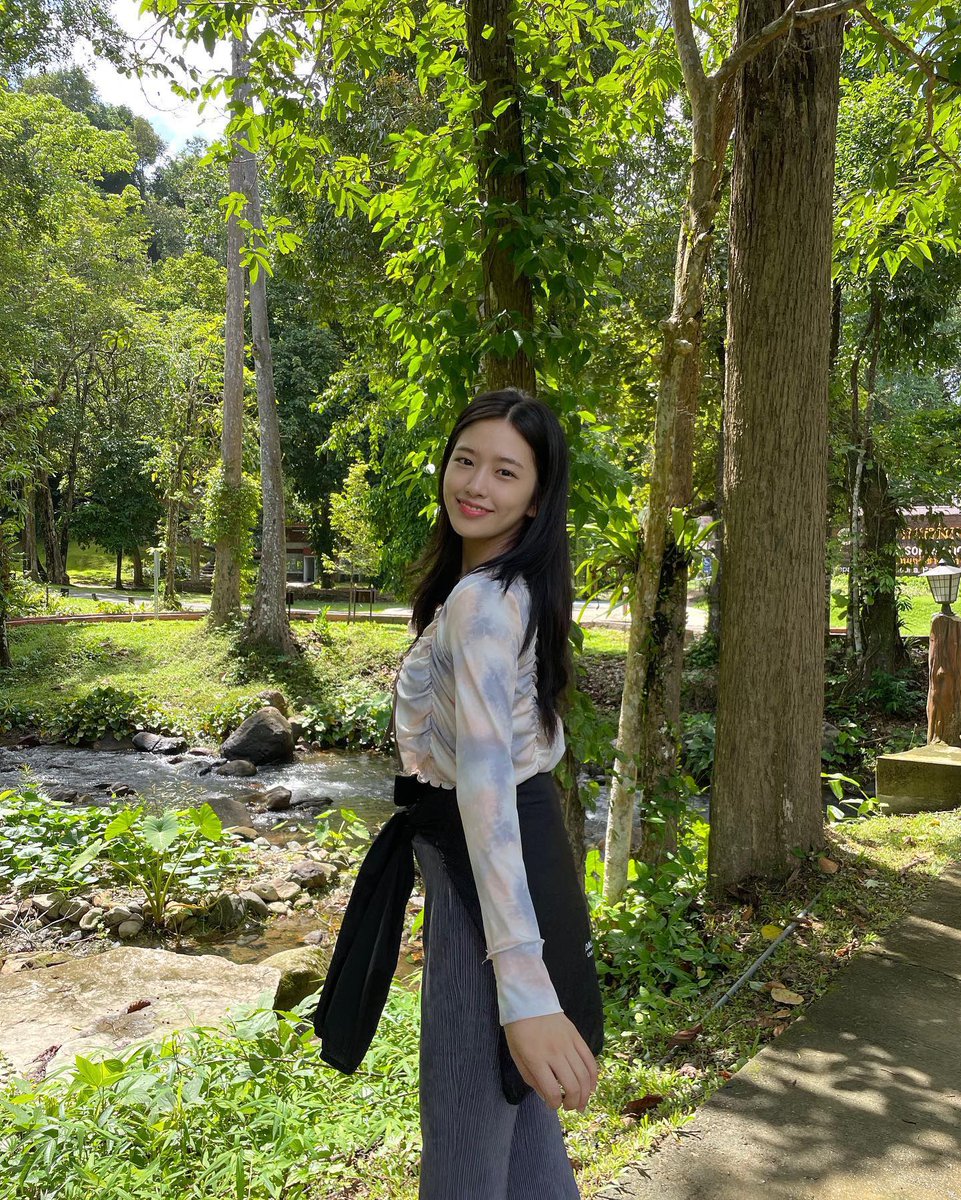 ivepics_'s tweet photo. yujin instagram update https://t.co/he64bPMJaM