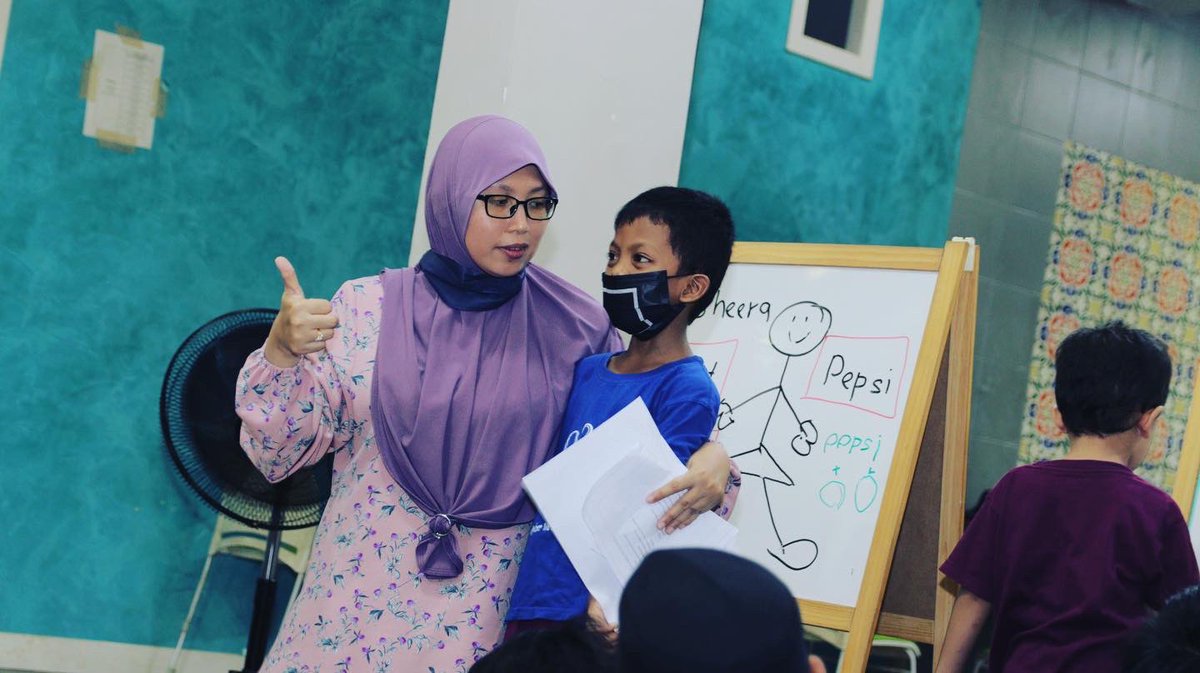iojthetouch's tweet photo. #jomstudy by Institut Onn Ja'afar is back again !! On 19 August 2022 IOJ organised free tuition class for the street children in Chow Kit at Pusat Pembelajaran Komuniti Chow Kit. 

Students ambassadors from Kelab Sukarelawan Siswa and KLMUC volunteered with us. https://t.co/AGkXkufgT6