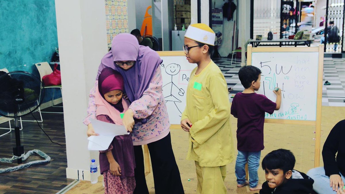 iojthetouch's tweet photo. #jomstudy by Institut Onn Ja'afar is back again !! On 19 August 2022 IOJ organised free tuition class for the street children in Chow Kit at Pusat Pembelajaran Komuniti Chow Kit. 

Students ambassadors from Kelab Sukarelawan Siswa and KLMUC volunteered with us. https://t.co/AGkXkufgT6