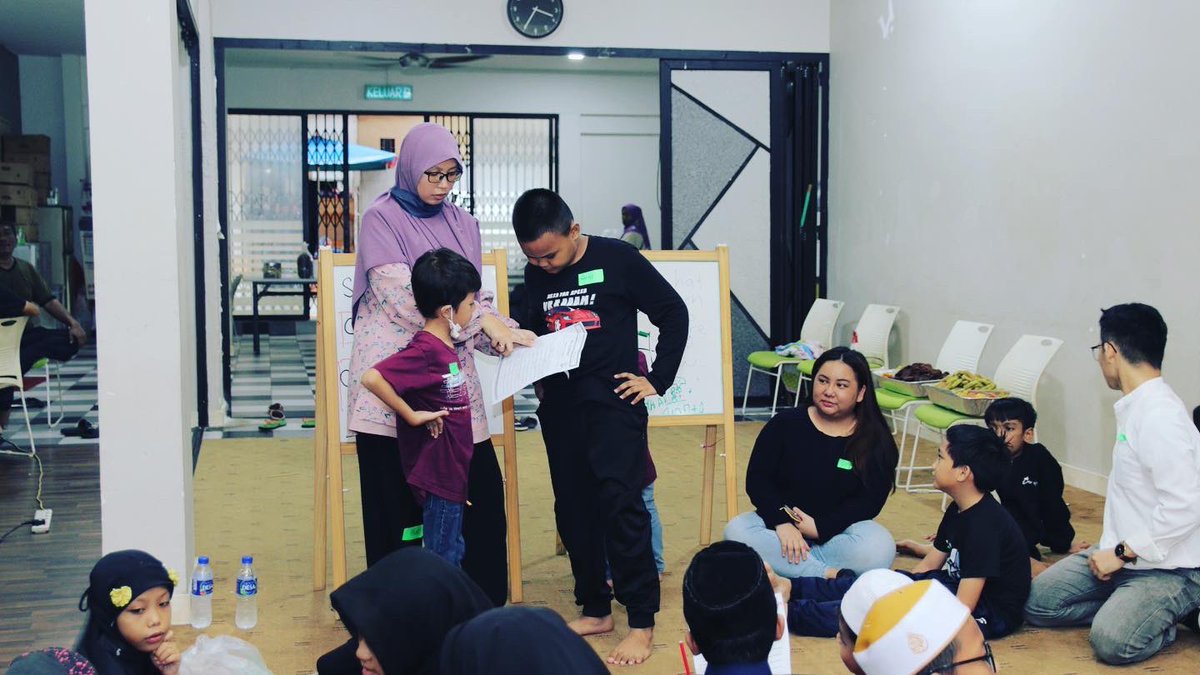iojthetouch's tweet photo. #jomstudy by Institut Onn Ja'afar is back again !! On 19 August 2022 IOJ organised free tuition class for the street children in Chow Kit at Pusat Pembelajaran Komuniti Chow Kit. 

Students ambassadors from Kelab Sukarelawan Siswa and KLMUC volunteered with us. https://t.co/AGkXkufgT6