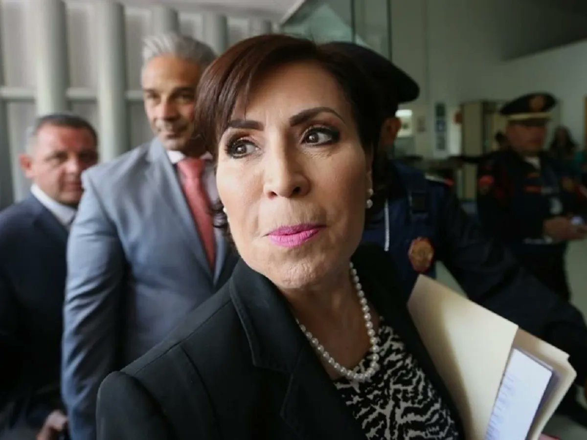 revistapolemon's tweet photo. #ULTIMAHORA 🚨 Con la "anuencia" de la @FGRMexico de Gertz Manero, Rosario Robles saldrá esta noche de prisión por "diversas enfermedades que le aquejan y por motivo de su edad".

Eso sí, no está libre de los cargos, el juicio por la #EstafaMaestra sigue. https://t.co/UqRYAGVNtu