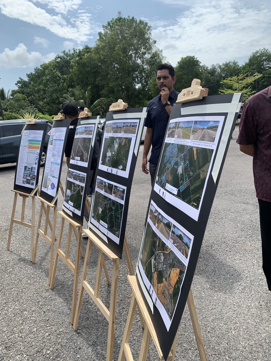 moworksmy's tweet photo. TINJAUAN PROJEK MENAIK TARAF JALAN DI JALAN PERSEKUTUAN FT050 DARI AYER HITAM KE KLUANG DI SEKSYEN 33.8 HINGGA KE PERSIMPANGAN STADIUM KLUANG DI SEKSYEN 49.1. 

#FTRoadpediaZonSelatan2 
#FTRoadpedia
#InfrakeluargaMalaysia
#Kearahkesejahteraanrakyat https://t.co/tXcaP8tNzQ