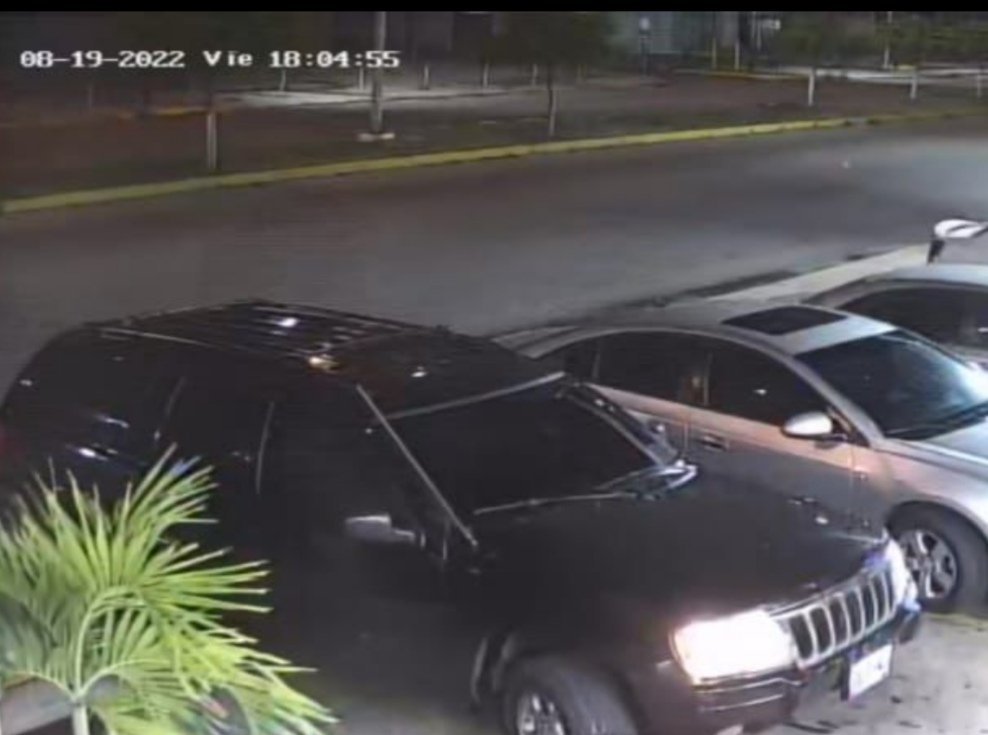 somosnoticiacol's tweet photo. #LoUltimo | Difunden imágenes de las cámaras de seguridad del hipermercado Gran Avenida donde #HOY falleció un oficial de PoliLagunillas durante un atentado con armas y granadas #CiudadOjeda #MunicipioLagunillas https://t.co/wjaR0bD6Gw