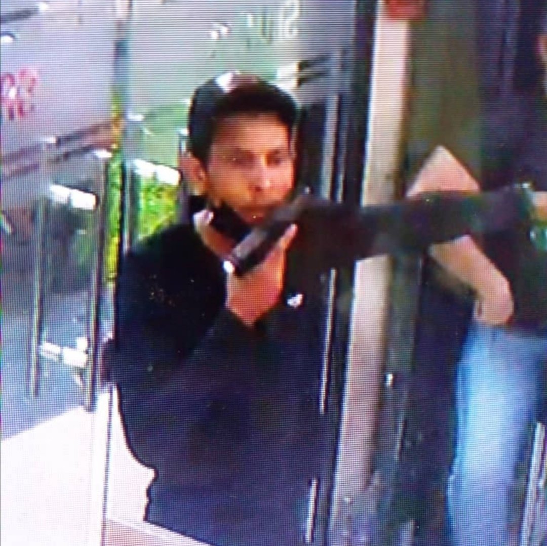 somosnoticiacol's tweet photo. #LoUltimo | Difunden imágenes de las cámaras de seguridad del hipermercado Gran Avenida donde #HOY falleció un oficial de PoliLagunillas durante un atentado con armas y granadas #CiudadOjeda #MunicipioLagunillas https://t.co/wjaR0bD6Gw