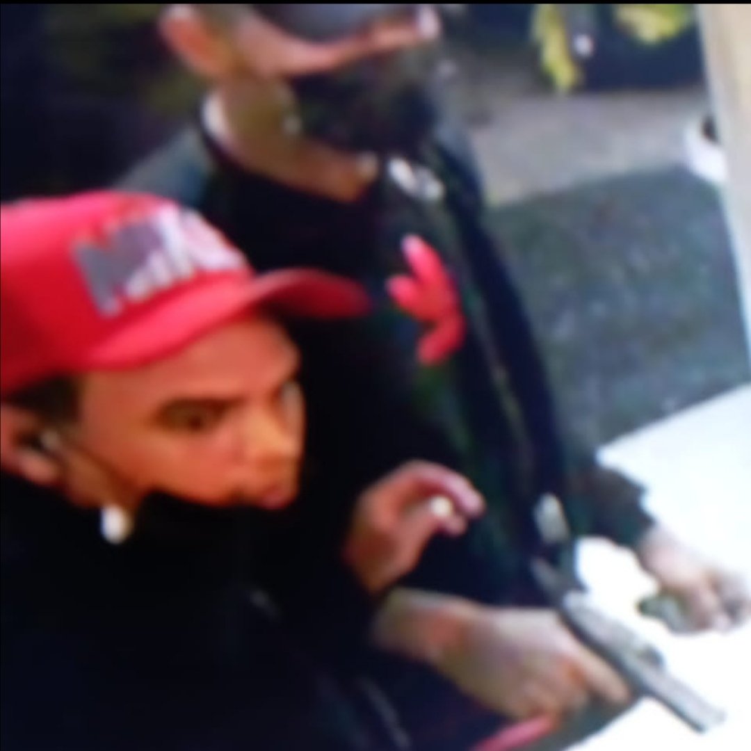 somosnoticiacol's tweet photo. #LoUltimo | Difunden imágenes de las cámaras de seguridad del hipermercado Gran Avenida donde #HOY falleció un oficial de PoliLagunillas durante un atentado con armas y granadas #CiudadOjeda #MunicipioLagunillas https://t.co/wjaR0bD6Gw