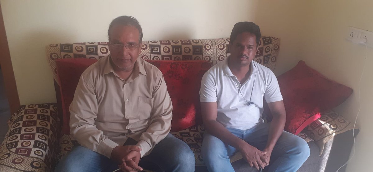 nkumartweets's tweet photo. #HouseArest
Because CM KCR is coming in his neighbourhood, BJP's Macha Bollaram Division was house arrested.
Constable Vijay Kumar is seen in civil dress.
@TelanganaDGP @TelanganaCOPs @TelanganaPolice @hydcitypolice @CPHydCity @acpptbad_cyb @psptbad_cyb @psalwal_cyb https://t.co/Xp00hnB7ed