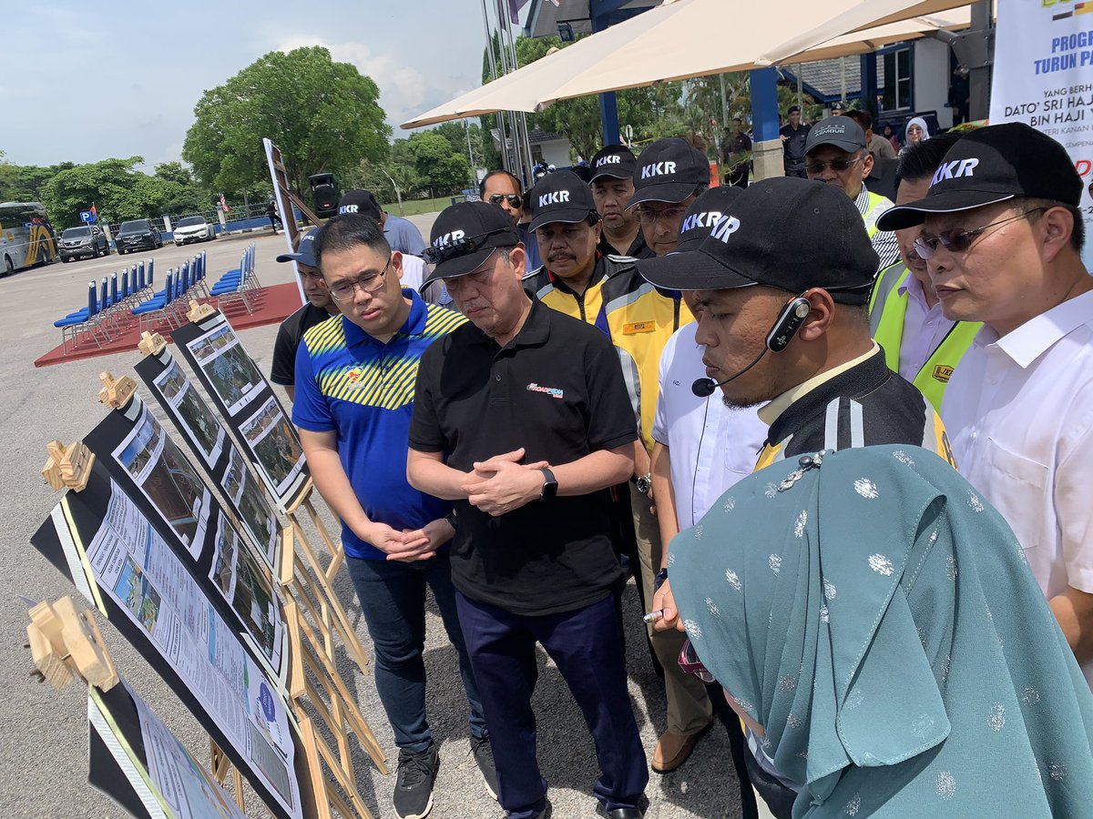 moworksmy's tweet photo. KKR komited memberikan perkhidmatan yang terbaik buat seluruh Keluarga Malaysia bagi memastikan penyenggaraan jalan dibawah kawal selia KKR dilaksanakan dengan baik.

#FTRoadpediaZonSelatan2 
#FTRoadpedia
#InfrakeluargaMalaysia
#Kearahkesejahteraanrakyat https://t.co/FwQbcWgD7v