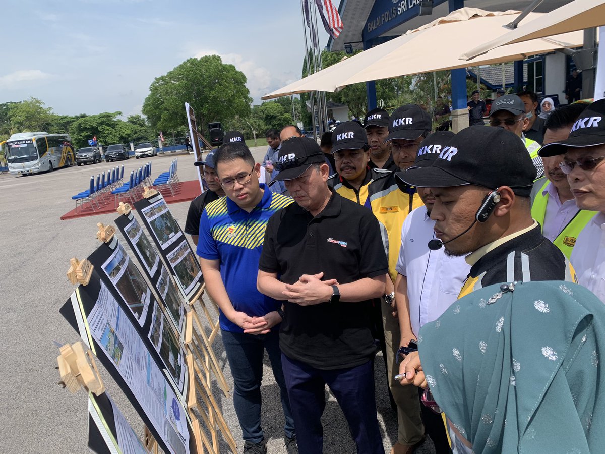 moworksmy's tweet photo. KKR komited memberikan perkhidmatan yang terbaik buat seluruh Keluarga Malaysia bagi memastikan penyenggaraan jalan dibawah kawal selia KKR dilaksanakan dengan baik.

#FTRoadpediaZonSelatan2 
#FTRoadpedia
#InfrakeluargaMalaysia
#Kearahkesejahteraanrakyat https://t.co/FwQbcWgD7v