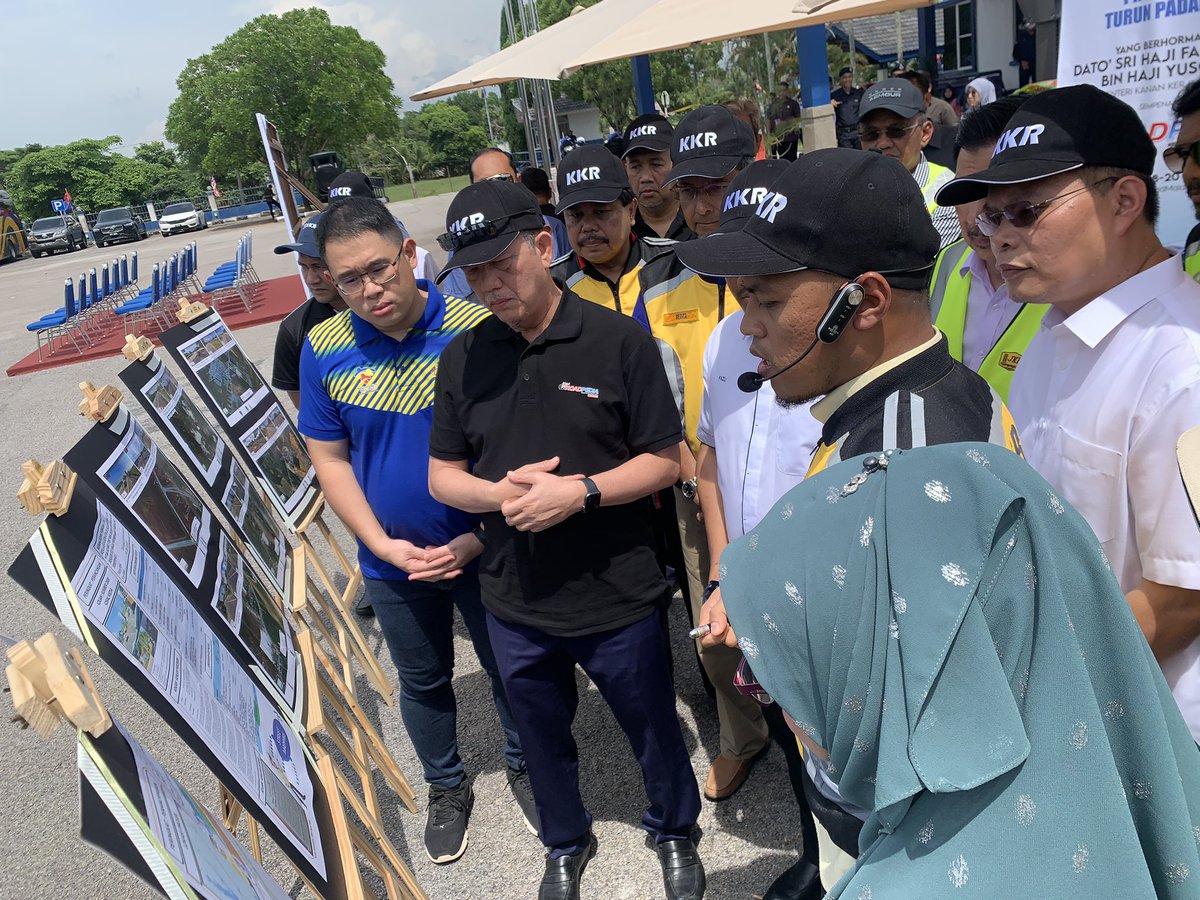 moworksmy's tweet photo. KKR komited memberikan perkhidmatan yang terbaik buat seluruh Keluarga Malaysia bagi memastikan penyenggaraan jalan dibawah kawal selia KKR dilaksanakan dengan baik.

#FTRoadpediaZonSelatan2 
#FTRoadpedia
#InfrakeluargaMalaysia
#Kearahkesejahteraanrakyat https://t.co/FwQbcWgD7v