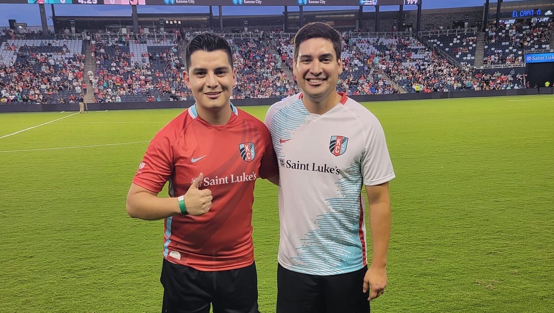 TelemundoKC's tweet photo. Gracias @kccurrent por la invitación al #MediaGame durante el medio tiempo del partido de hoy.
#TeamHeartland se llevó la victoria por la mínima diferencia ante #TeamElectric.
Matt Besler fue el arbitro invitado para el compromiso.
@DowningSteve @Adan_ManzA https://t.co/6UiZ5MzEjX