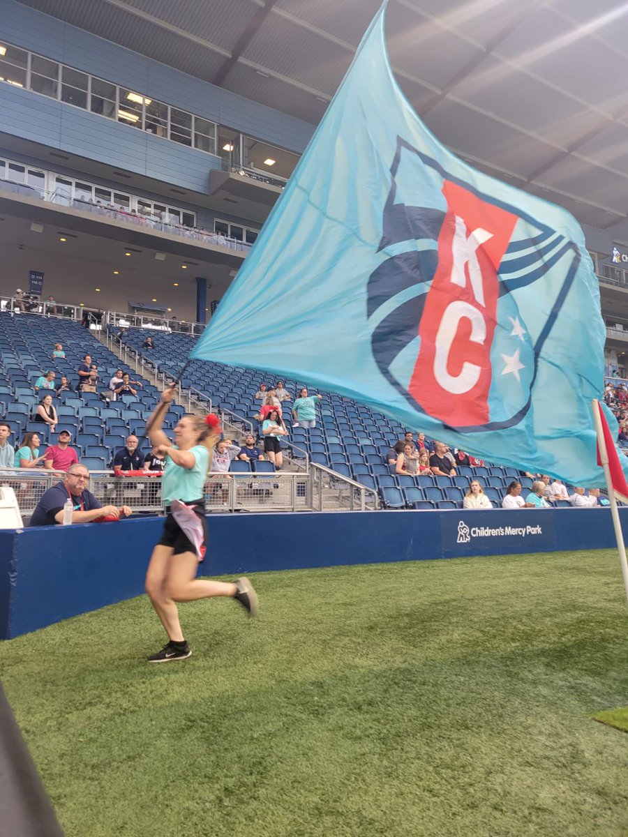 TelemundoKC's tweet photo. Gracias @kccurrent por la invitación al #MediaGame durante el medio tiempo del partido de hoy.
#TeamHeartland se llevó la victoria por la mínima diferencia ante #TeamElectric.
Matt Besler fue el arbitro invitado para el compromiso.
@DowningSteve @Adan_ManzA https://t.co/6UiZ5MzEjX