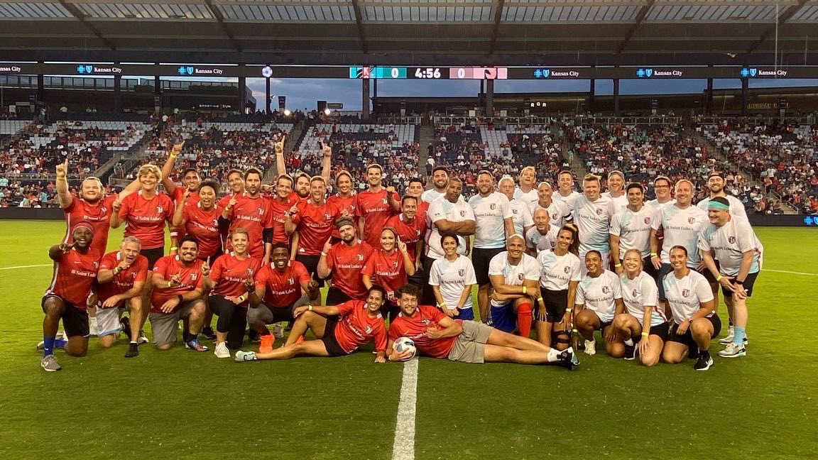 TelemundoKC's tweet photo. Gracias @kccurrent por la invitación al #MediaGame durante el medio tiempo del partido de hoy.
#TeamHeartland se llevó la victoria por la mínima diferencia ante #TeamElectric.
Matt Besler fue el arbitro invitado para el compromiso.
@DowningSteve @Adan_ManzA https://t.co/6UiZ5MzEjX