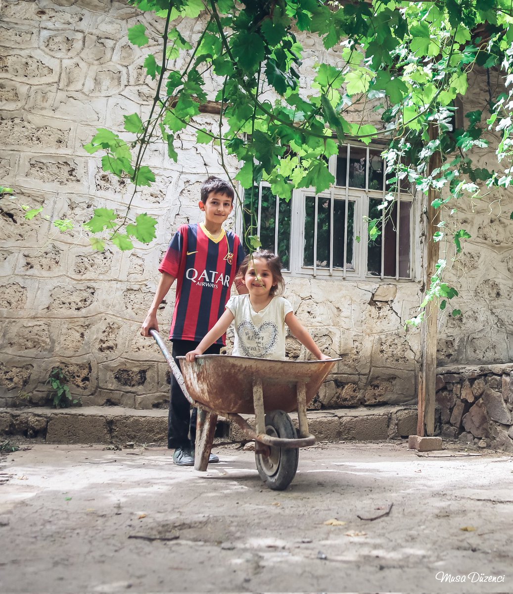 Mutluluğun, yaşamın ve geleceğin en güzel karesi ve gerçeğidir çocuklar...

Hakkari-Çukurca 

#colemerg #hakkari #köy #yaşam #benimgozumden #objektifimden #wéne #wênekêş #kadrajimdan #fotoğraf #fotoğrafçılık #photography #photo #fotografheryerde #gökyüzü #anadolugram