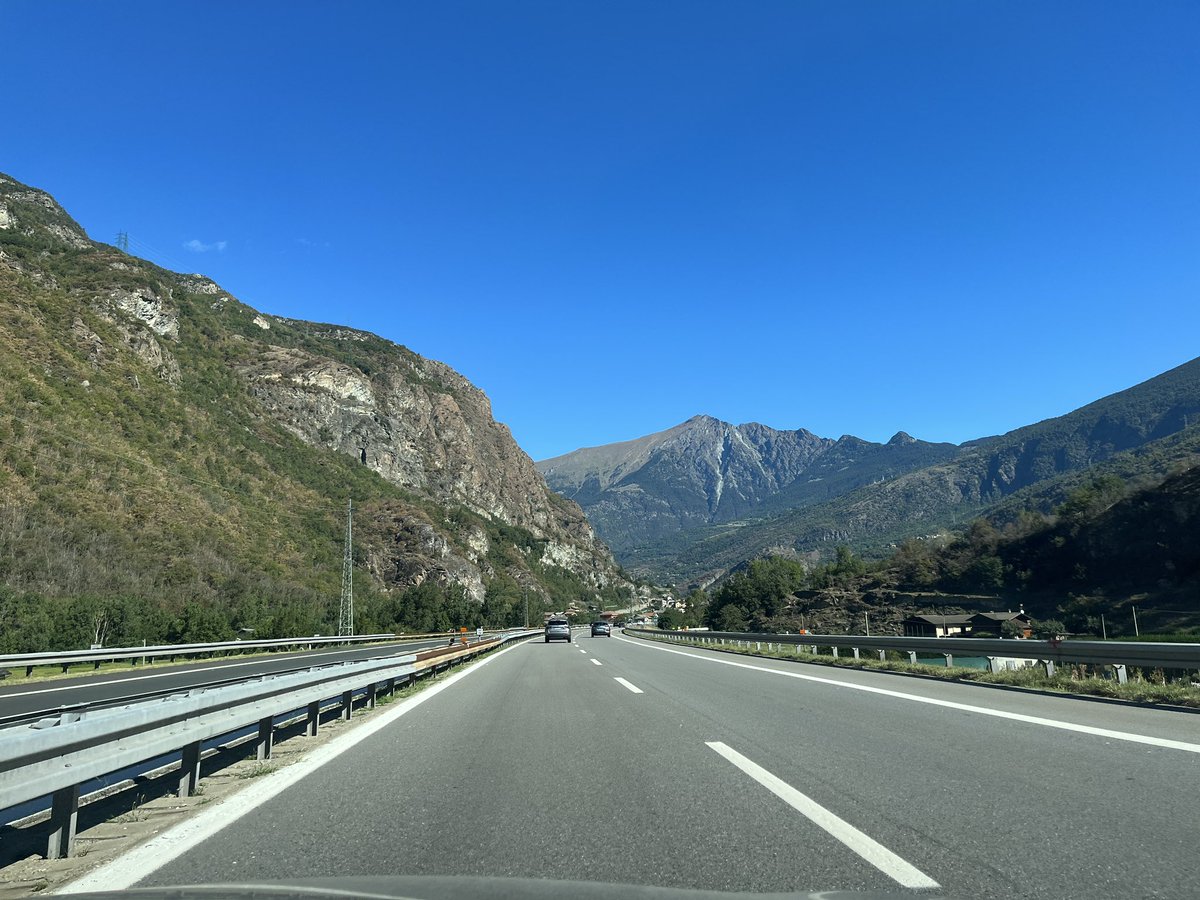 Je vais retrouver les copains en Vallée d’Aoste, je regarde la météo à Cogne : Max 21 degrés et min 7 🥶 Après 3 mois à plus de 30 degrés je ne sais pas du tout comment je dois m’habiller 😭

Enfin bon, au pire, je boirai un petit génépi pour me réchauffer !

#LesVraisProblemes