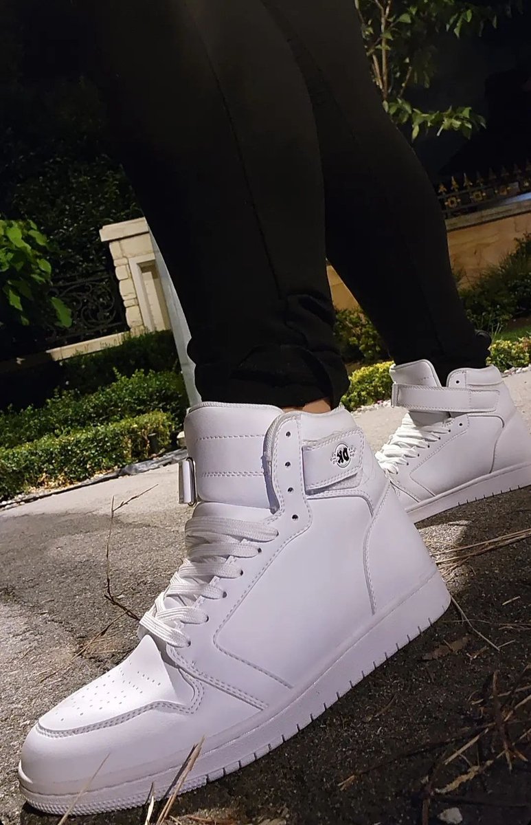 KryptoQueen0's tweet photo. @donkeykicksnft it's been so great seeing the team work on this project from scratch and get to where it's at and deliver what they've promised 💜. Shipments are going out!
#nft #nftcommunity #wearableart #sneakerhead #sneakers #vancouverbc #canada #customsneakers #NFTutility https://t.co/2aFlYsosQN