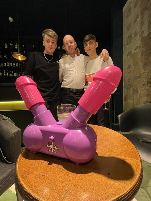 4 pic. Loving @XBIZ so far! #XBIXBerlin ?

These 3 are some of the best people you’ll ever meet! https://t