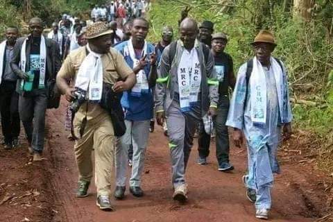 djoko_officiel's tweet image. #URGENT 
GIGA MEETING DE S.E. @KamtoOfficiel

PLUSIEURS  MEMBRES #MRC DE #BAHAM ONT DECIDÉ DE REJOINDRE #BAFOUSSAM AUJOURD'HUI A PIED, EN MEMOIRE DE 40 ANS DE SOUFFRANCE PASSÉS SOUS LA TYRANNIE #PAULBIYA QUI PRÉVOIT UN NIÈME COUP D'ÉRAT ÉLECTORAL LORS DES ÉLECTIONS DE 2025.