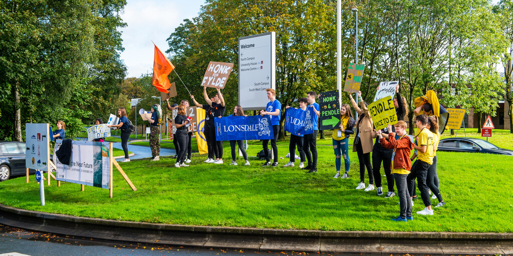 LancasterUni's tweet photo. We’re counting down the days until arrivals weekend (42 days in case you were wondering)
Here's what to expect in the coming weeks as you prepare for your move to Lancaster 👉 https://t.co/RTGypDdjke
#HelloLancaster https://t.co/pDn7o3xrs7