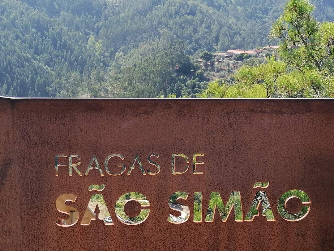 skymanuelima's tweet photo. O Miradouro proporciona ao visitante uma das melhores vistas sobre as Fragas de São Simão. Daqui se avista a Praia Fluvial, a Aldeia do Xisto, Casal de São Simão, e os contornos da imponente crista quartzítica. #FigueiróDosVinhos #miradouro #passadicos #FragasDeSãoSimão #Portugal https://t.co/ALBZhh10Sk