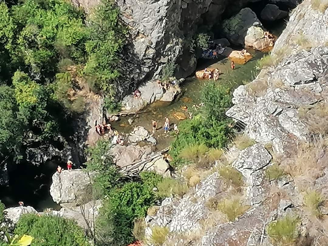skymanuelima's tweet photo. O Miradouro proporciona ao visitante uma das melhores vistas sobre as Fragas de São Simão. Daqui se avista a Praia Fluvial, a Aldeia do Xisto, Casal de São Simão, e os contornos da imponente crista quartzítica. #FigueiróDosVinhos #miradouro #passadicos #FragasDeSãoSimão #Portugal https://t.co/ALBZhh10Sk