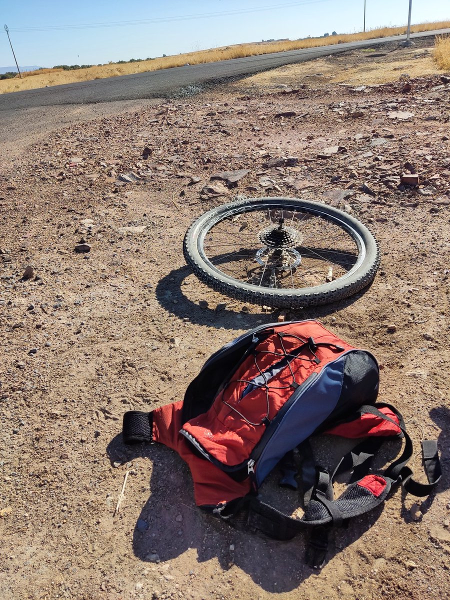 PabloT__'s tweet photo. Antiguamente (prepandemia diría yo), si tenías que reparar algo de la bici, no tardaba en parar alguien a preguntar si necesitabas ayuda. Ahora, nada de nada. Lo he tuiteado cuando ha pasado el décimo "ciclista" que me ha visto sentado en el suelo y ha pasado de largo. https://t.co/rde77iwDAo