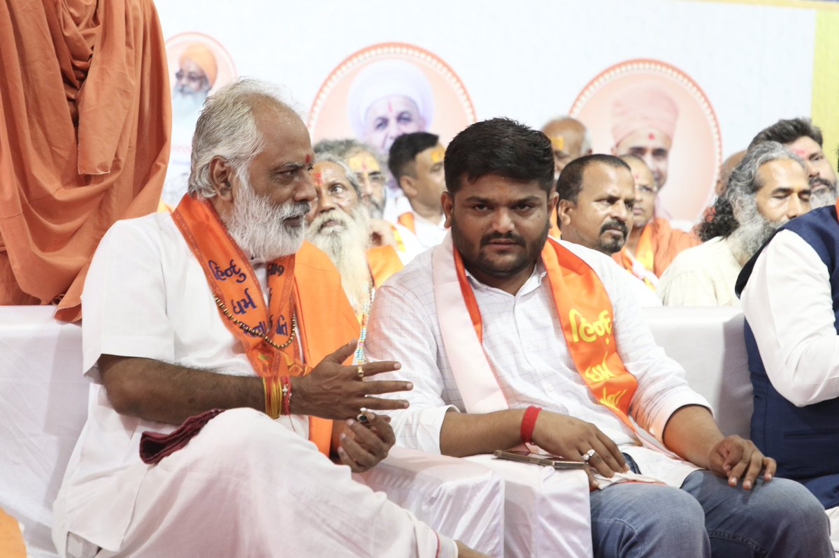 HardikPatel_'s tweet photo. आज भाजपा के प्रदेश अध्यक्ष श्री सीआर पाटील जी और वड़ताल धाम के आचार्य राकेश प्रसाद महाराज की उपस्थिति में अखिल भारतीय संत समिति द्वारा आयोजित समरस कांवड यात्रा का प्रस्थान हुआ। हरिद्वार से गंगा का जल गुजरात लाएँगे और उस जल से गुजरात के 202 पौराणिक शिवालयों में अभिषेक किया जाएगा। https://t.co/P303w7GOgd