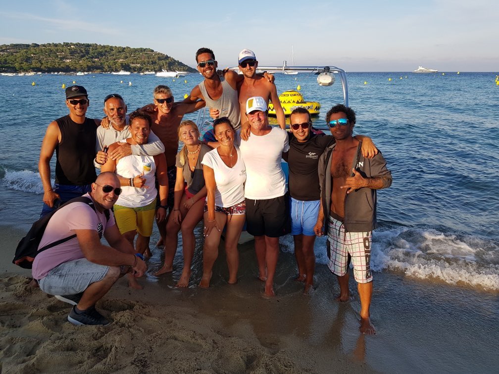 Merci à tous ceux que j'ai croisés pendant mes vacances.
je n'en reviens pas de tous vos mots si gentils sur @VirginRadiofr 
Merci, de votre fidélité et d'être si géniaux.
On revient, pour passer une année de ouf avec vous.