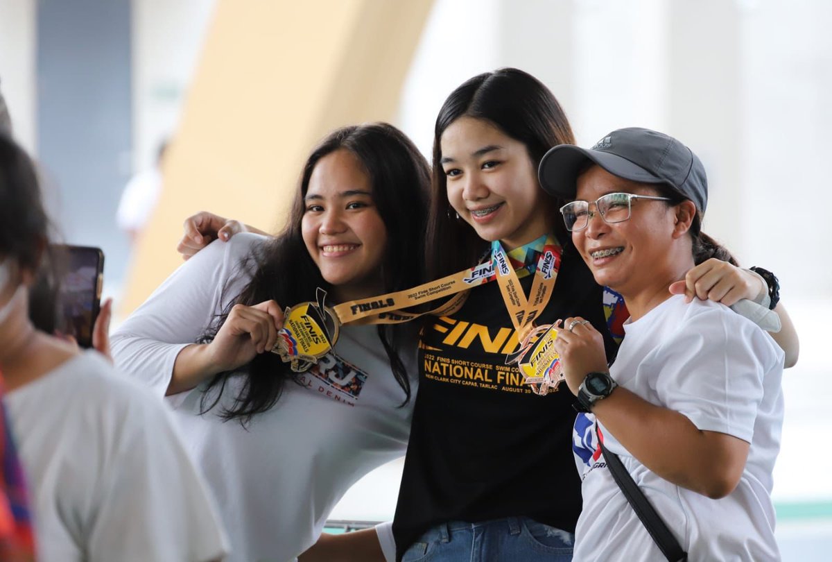 SPORTSMANSHIP REIGNS. #FINISPH capped off day one of FINIS Short Course National Finals at the Aquatics Center in New Clark City. 

Congratulations to the first set of winning swimmers who received awards during the end of the race!