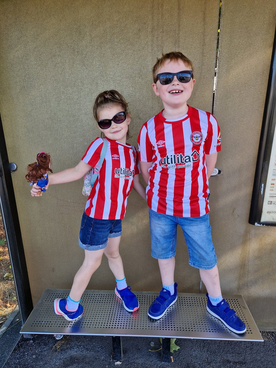 laurapope3's tweet photo. Derby day today. Good luck today @BrentfordFC let's confirm once again that west London is ours!! #beesupfulhamdown https://t.co/lGf6GxZwIG