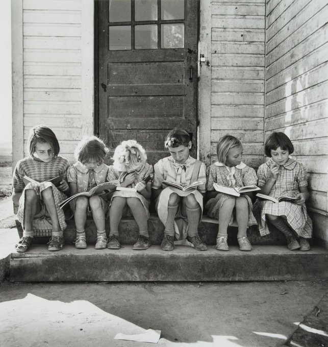womensart1's tweet photo. Girls reading, 1939 by US photographer Dorothea Lange #WomensArt https://t.co/vO6n3h1UXP
