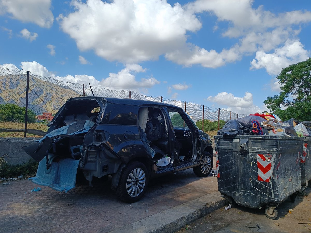 UmbertoCordone's tweet photo. @PALERMOPM quel che rimane di una Fiat 500 apparentemente "nuova" via padre Massimiliano kolbe https://t.co/Rsp1IYtmHh