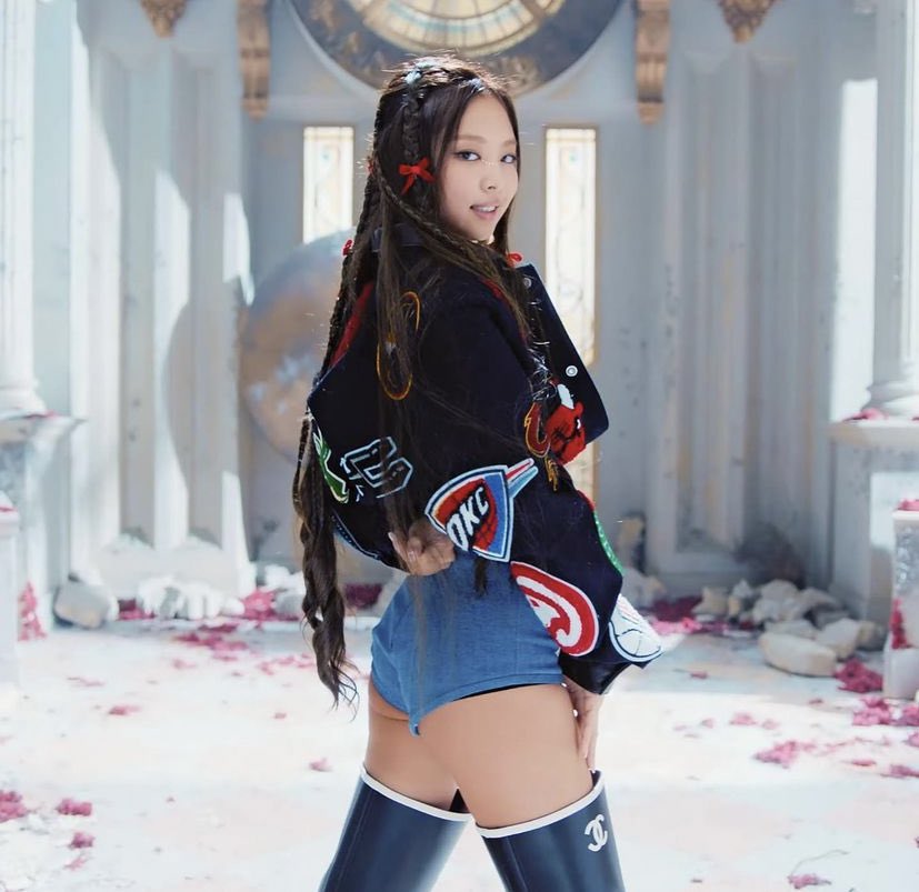LoveJennieKim16's tweet photo. คงกวาดแฟนบอยวงการบาส NBA 
และคอลูกหนัง แฟนผี มาเป็นบิ้งได้อีกนิดหน่อย😜🤭🤣
#BLACKPINK #PinkVenom #BORNPINK  
#JENNIE #제니 https://t.co/LLfuCBlUau