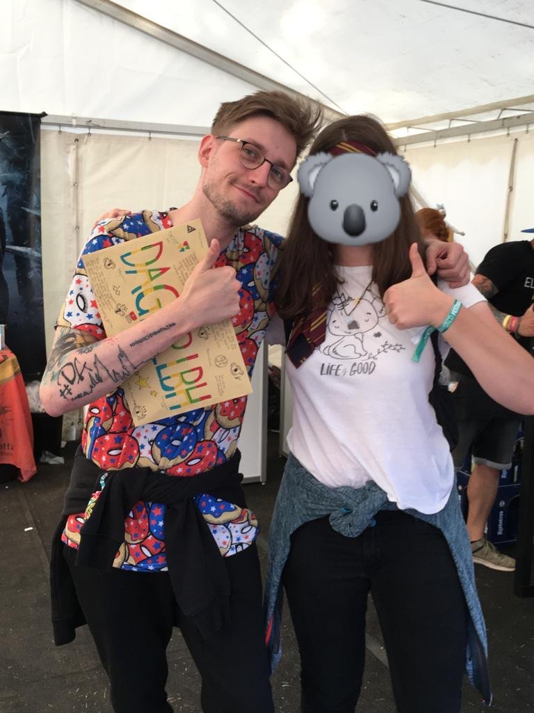 DA_Koalakopf's tweet photo. Das #EWF22 ist zwar schon ein bisschen her, aber hier sind nochmal einpaar eindrücke von mir und ein dankeschön an @dagilp_lbh für das tuhle Foto mit dir 🐨 🫶🏽 und ich hoffe dir gefällt mein geschenk (dieser komische Umschlag den du im Strem nicht öffnen wolltest🤪🥺) #DAbeimewf https://t.co/0xCmazrN2I