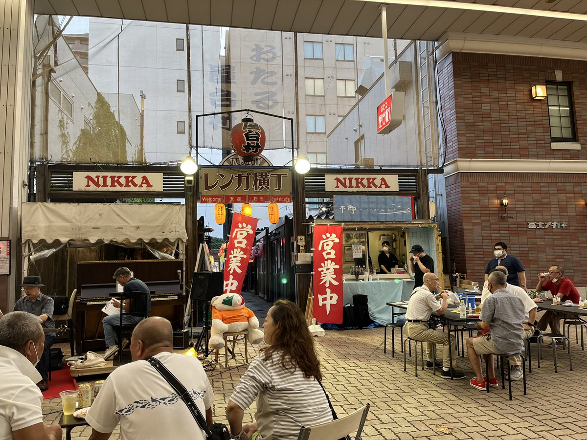 tarucafe_bar's tweet photo. 樽 Cafe and bar Bar Time 元気に営業中です‼️

今ならお隣でジャズの生演奏を聴きながら楽しめますよ💁

 #小樽  #おたる #otaru #小樽ジャズ #樽CafeandBar #小樽バー #サンモール一番街 https://t.co/joBMapClyl