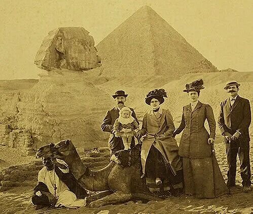 Это мой прапрадед с бабкой, его брат и гувернантка до революции сфоткались. Долбанный Ленин, чем они тебе помешали?