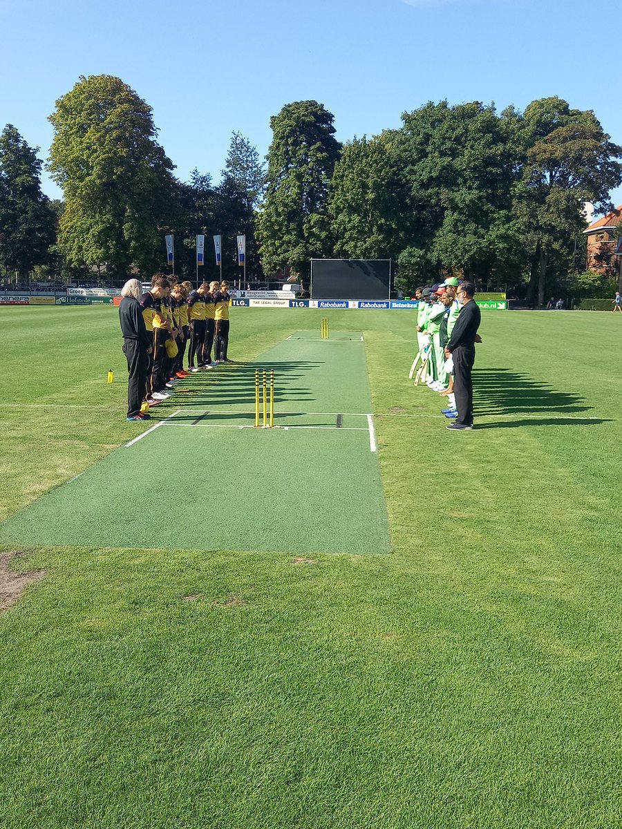 1 minuut stilte voorafgaand aan de wedstrijd HCC 2 vs Groen en Wit voor het deze week overleden lid van verdienste Fons Pasteur