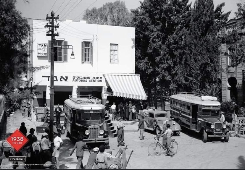 LironDiaz's tweet photo. This page post a picture and wrote "#Yaffa, #Palestine 1938".
They blurred the inscriptions on the building.
In the original photo you see the name of the bus company "Egged" owned by #Jews written in #Hebrew on the building. https://t.co/gfpwPkvpIv