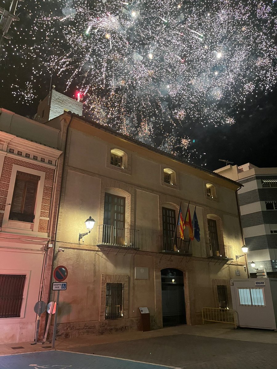 Ahir, el meu mestre, <a href="/vicentsolerm/">Vicent Soler i Marco</a> va fer el pregó de les festes de Rocafort (el seu estimat poble natal). Un pregó magnífic que va permetre als que no som de Rocafort fer-nos una imatge de la seua història i als que ho son recordar decades passades. Molt emocionant.