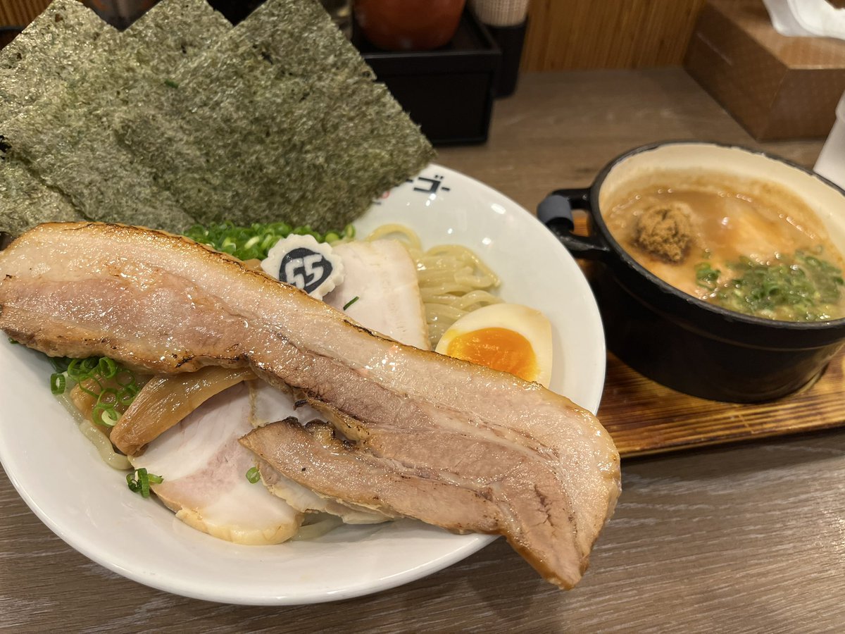 Nabe_MF_'s tweet photo. VeryLong焼豚食してきました🍜

NFC参加前に、フジヤマ55名古屋駅西口店のVery long CNPホルダー特典でトッピングのチャーシューつけてもらいました！

お腹いっぱいになったし、NFC楽しんできまーす！

#Verylong焼豚 
#NFC https://t.co/6Q0CftTnWq