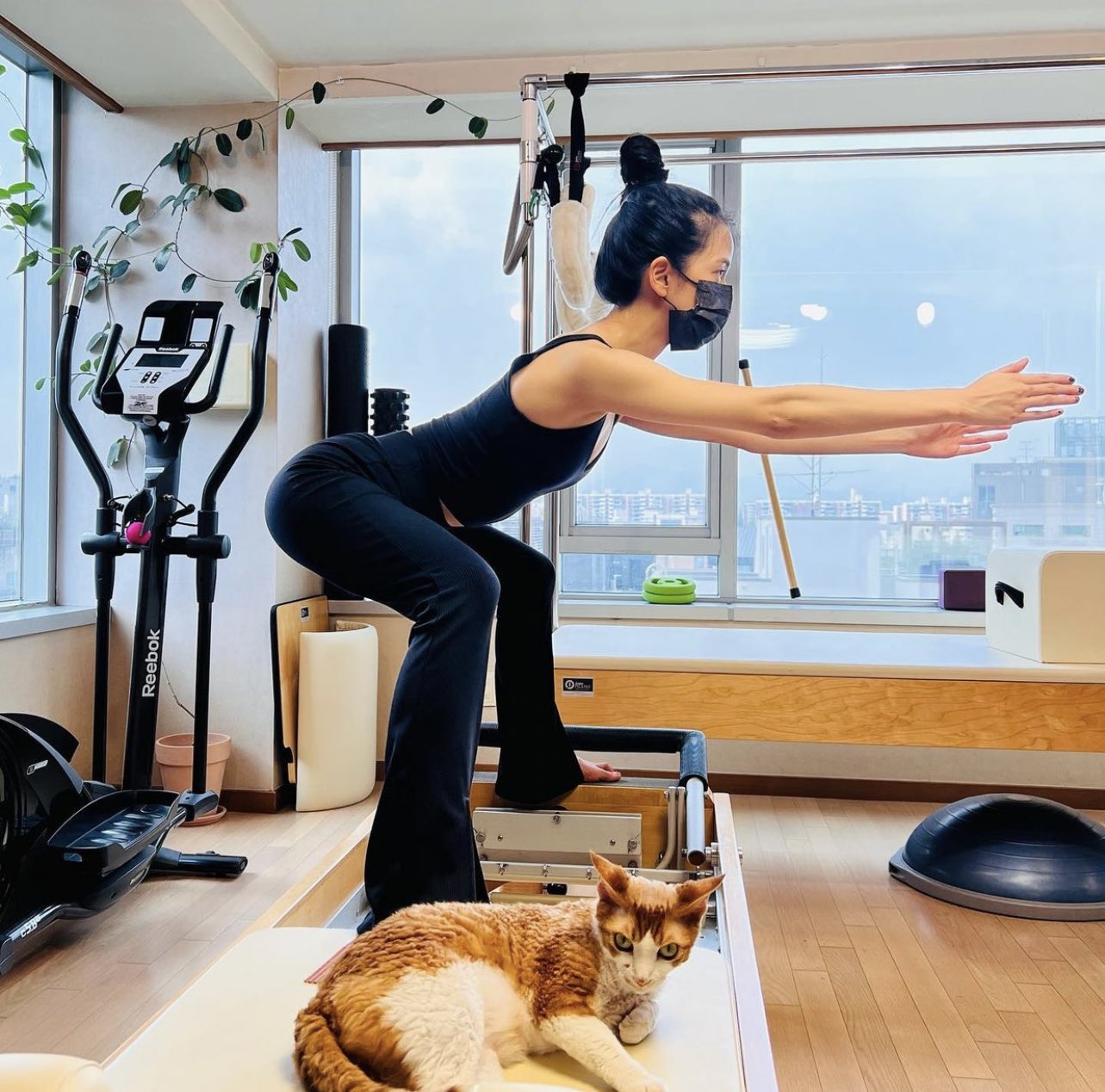 BLACKPINK's Jisoo shows off her toned body going wild with her extreme beauty