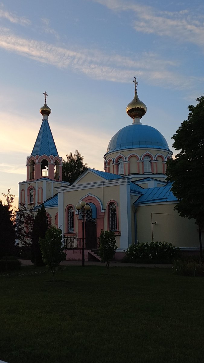 StaysiCryBaby's tweet photo. @the_rrria Обожаю вечер. Когда потихоньку смеркается, но солнышко ещё виднеется сквозь облака https://t.co/MP3WmcP8ch
