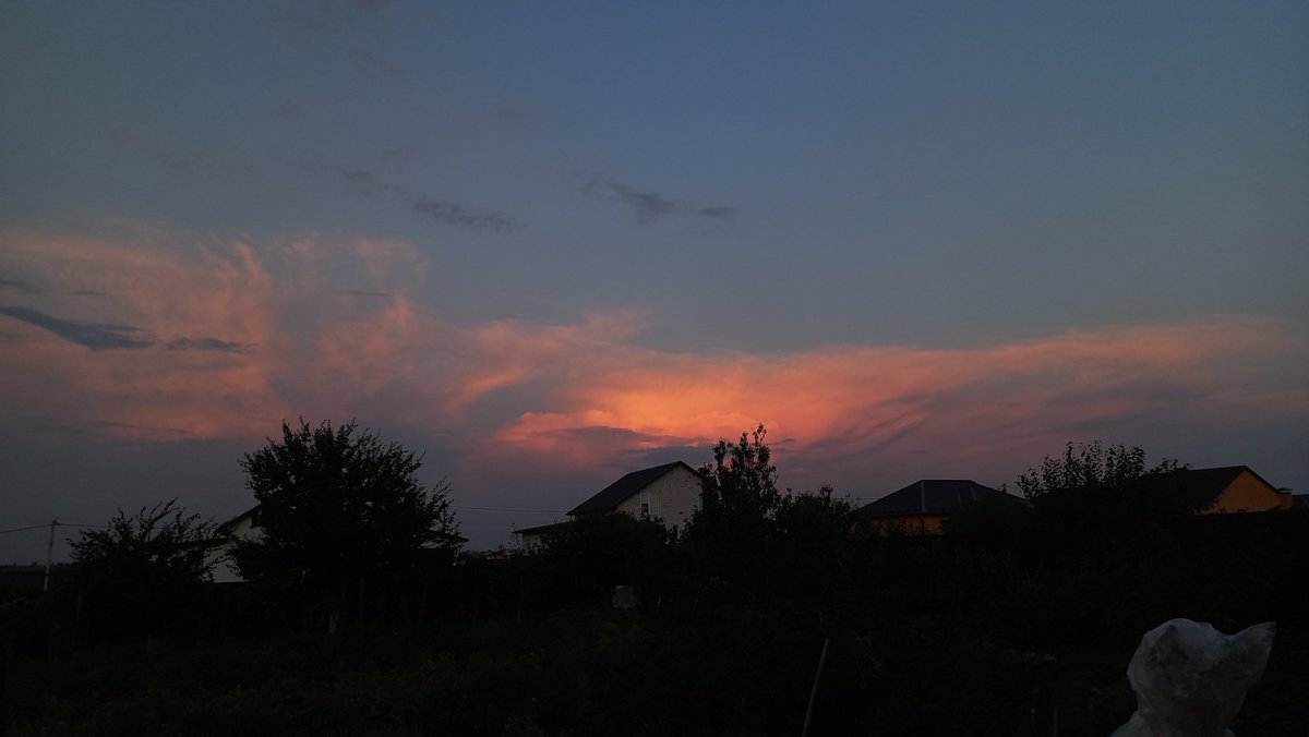 StaysiCryBaby's tweet photo. @the_rrria Обожаю вечер. Когда потихоньку смеркается, но солнышко ещё виднеется сквозь облака https://t.co/MP3WmcP8ch