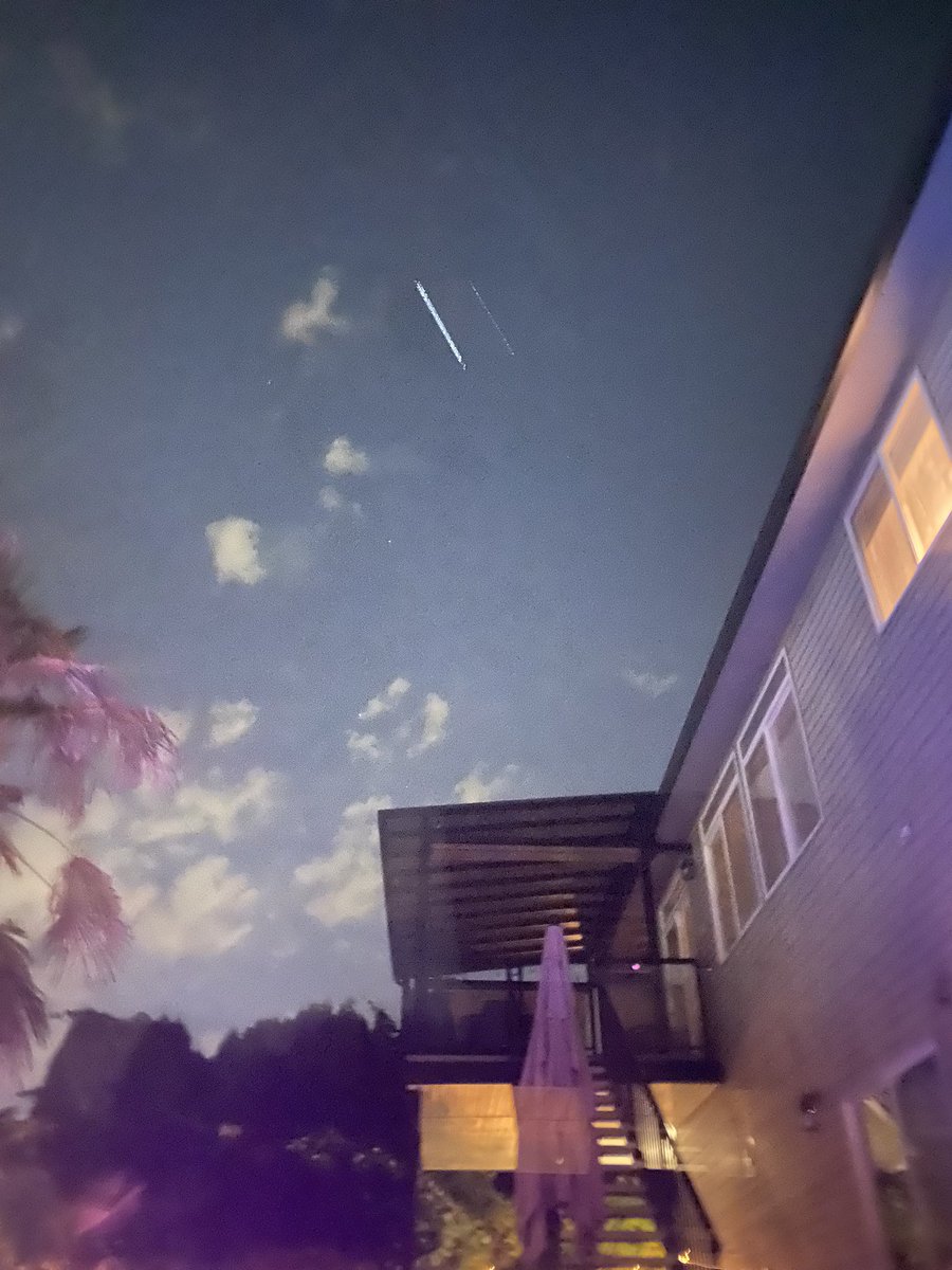 FabrizioPoato's tweet photo. What was this over Coquitlam at 9:45?
#ufo #strangelight #Coquitlam https://t.co/MzvlmIJn6F