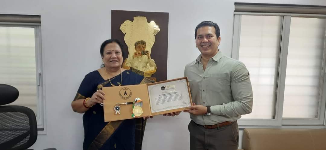 veerdesai's tweet photo. I shared details about the #IndiaBookofRecord awarded to #GreenUdhnaRailwayStation with Honorable @DarshanaJardosh ji &amp; received her blessings
#paryavaransenani #satyagrahaagainstpollution  #shahidsmritivanudhna #1sturbanforestofindianrailways  #Heartsatworkfoundation #Viraldesai https://t.co/UvCxzN2q2l