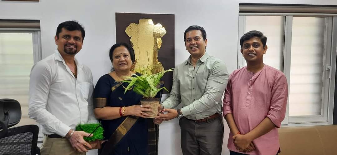 veerdesai's tweet photo. I shared details about the #IndiaBookofRecord awarded to #GreenUdhnaRailwayStation with Honorable @DarshanaJardosh ji &amp; received her blessings
#paryavaransenani #satyagrahaagainstpollution  #shahidsmritivanudhna #1sturbanforestofindianrailways  #Heartsatworkfoundation #Viraldesai https://t.co/UvCxzN2q2l